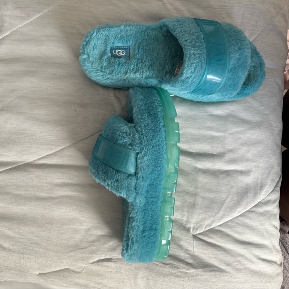 Authentic womens UGG Fluffita Platform shoe - Picture 3 of 5